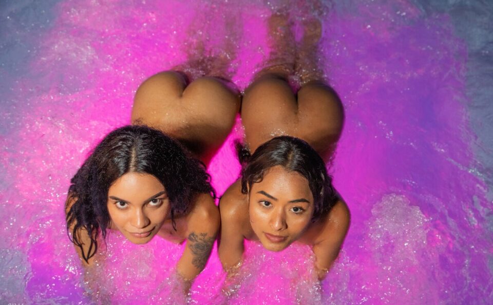 Estaba pasando pero seguí su ejemplo y ambos comenzamos a desnudarnos